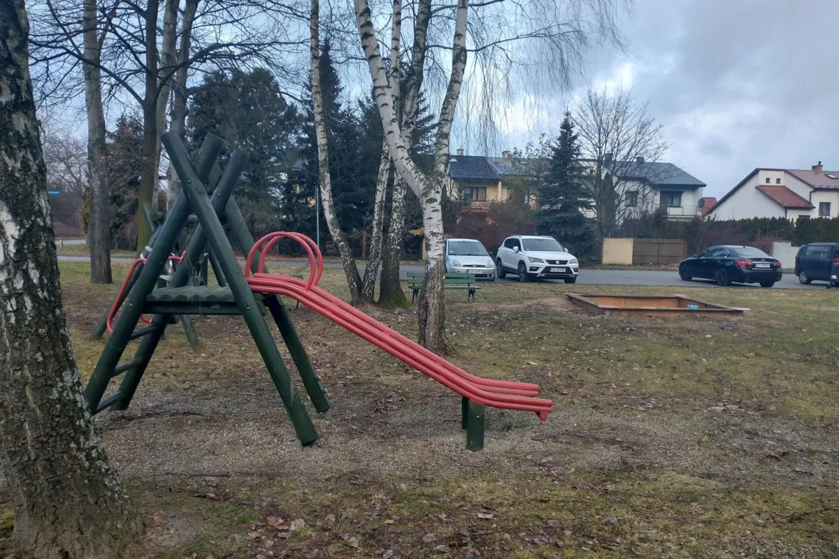 Plac zabaw w tarnowskich Mościcach do likwidacji, bo korzystały z niego dzieci z sąsiedztwa?