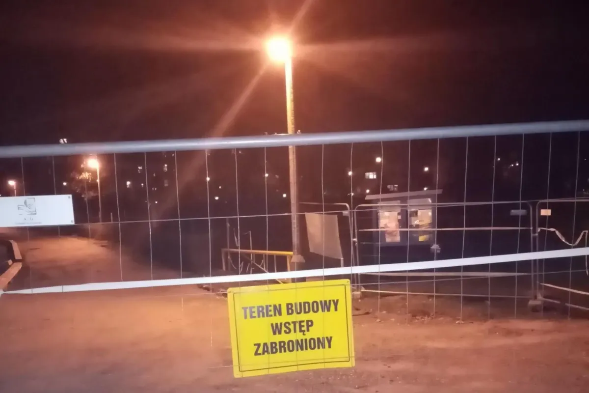 Park zamknięty i rozświetlony; mieszkańcy Kurdwanowa zgłaszają pretensje