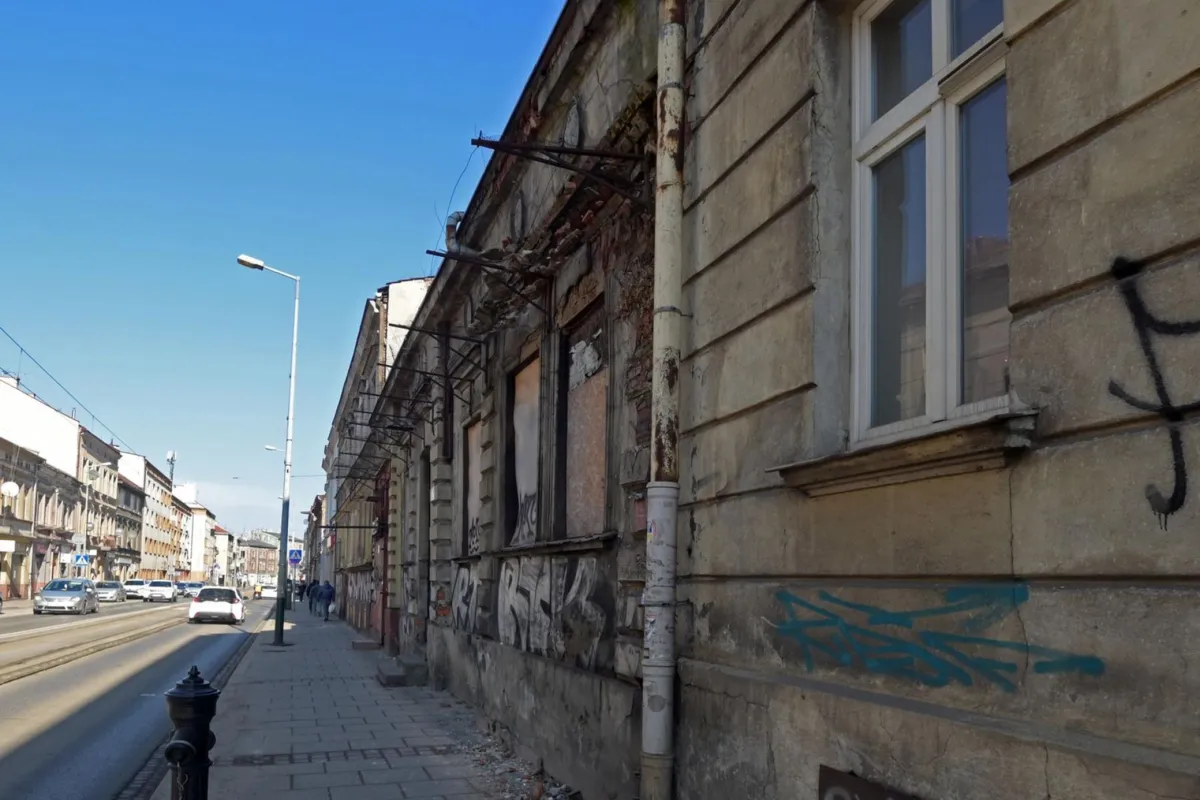 Zaniedbana ulica Kalwaryjska w Krakowie
