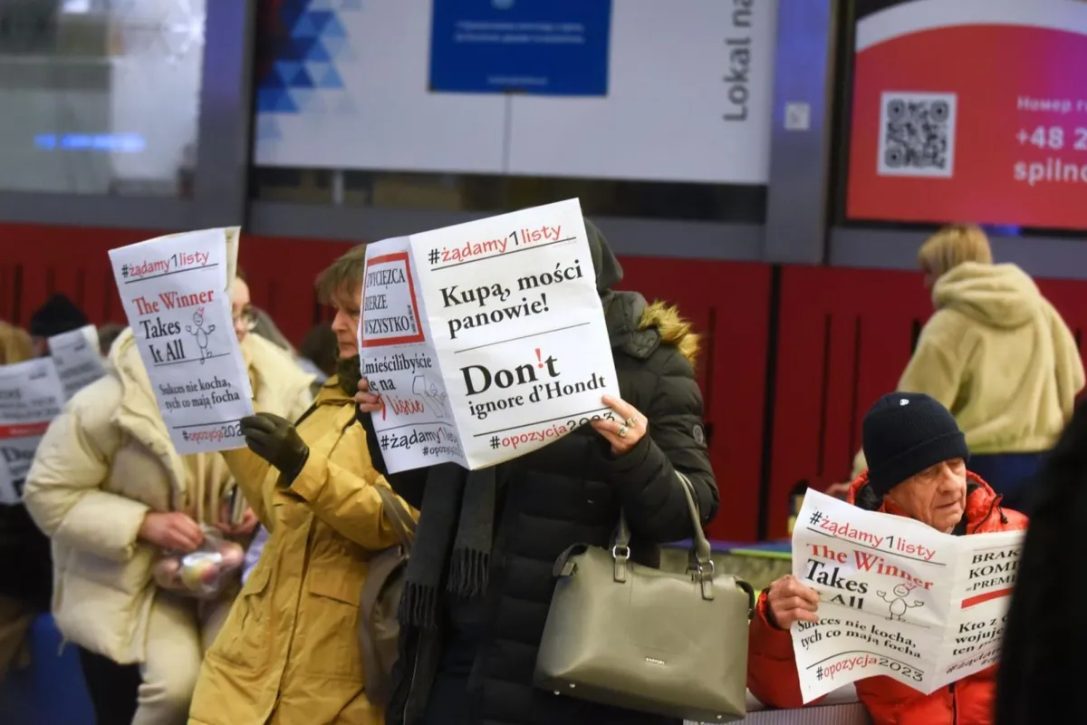 Flash Mob "Żądamy 1 listy" na Dworcu Głównym w Krakowie