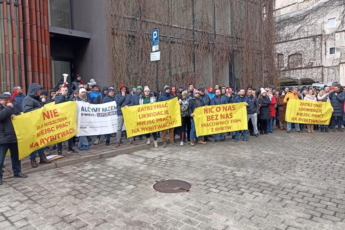 "Ręce precz od naszej pracy". Pół tysiąca ludzi protestowało przed Urzędem Miasta w Krakowie