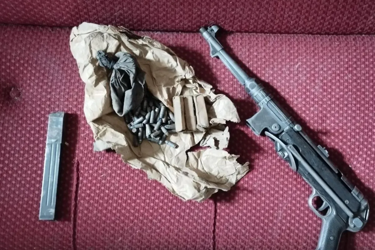 Tarnów: na dachu kamienicy w centrum miasta znaleziono pistolet maszynowy MP38