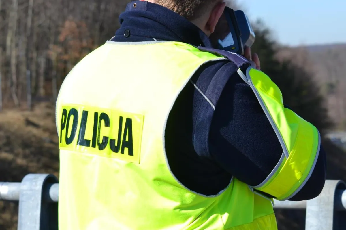 Policjanci z Myślenic ukarali kierowcę mandatem, a potem udzielili mu pomocy