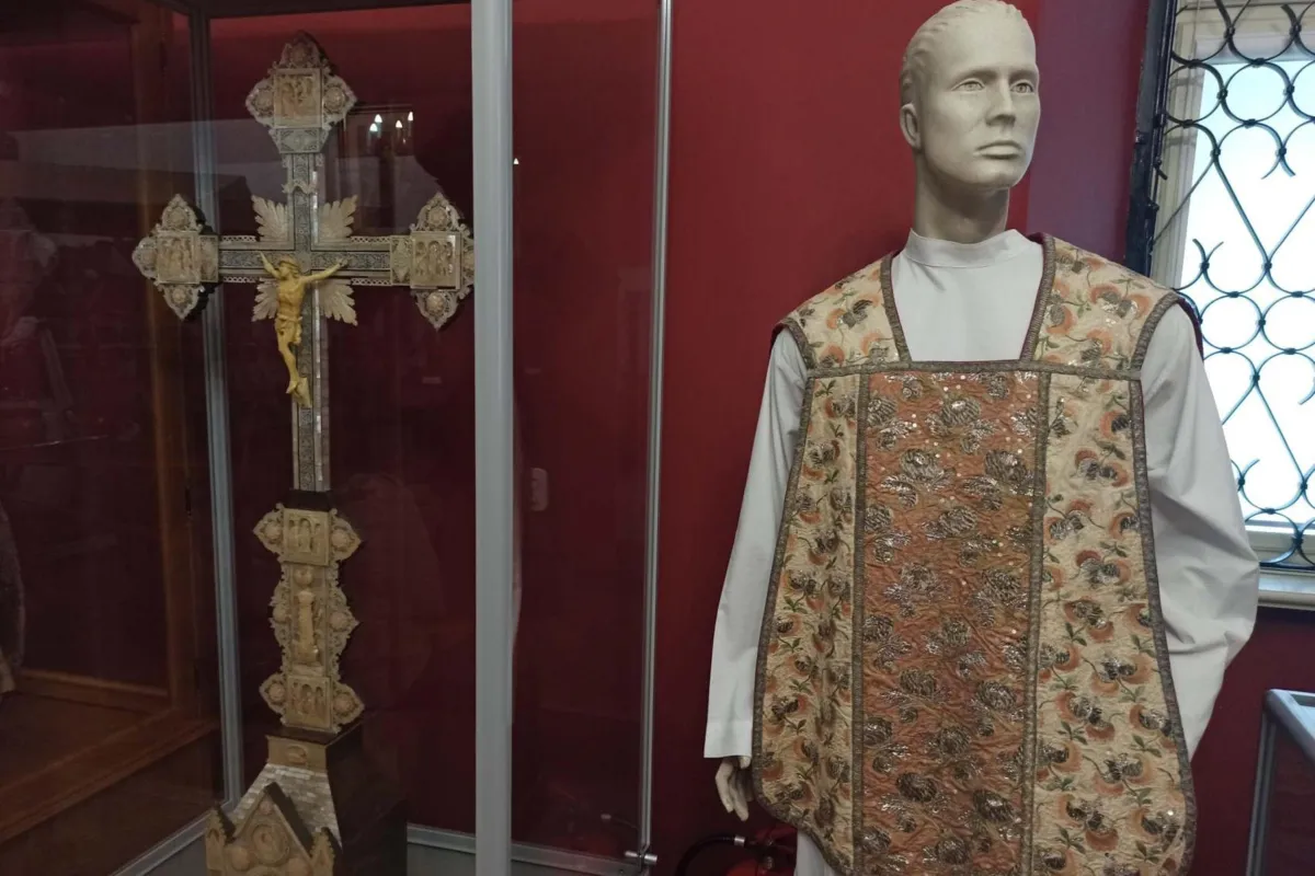 Unikatowy różowy ornat w chrzanowskim muzeum