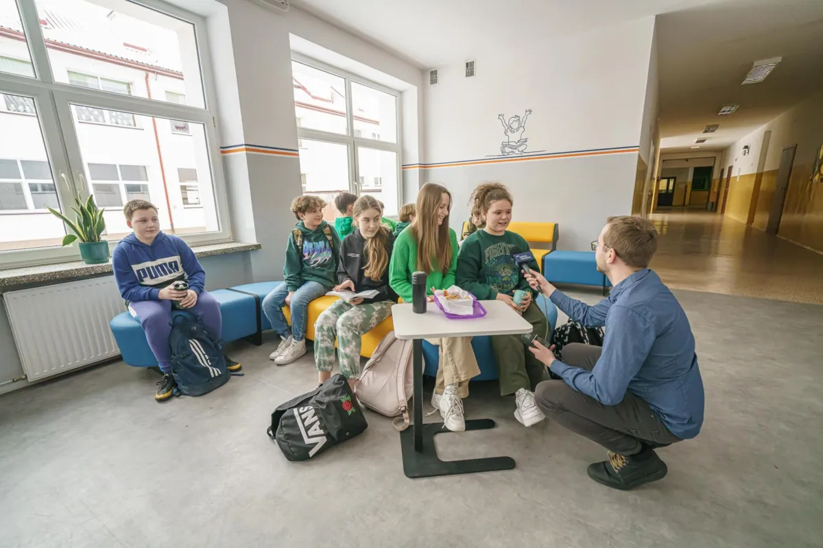 Uczniowie Szkoły Podstawowej w Łomnicy-Zdrój dostali kącik relaksu. ZDJĘCIA