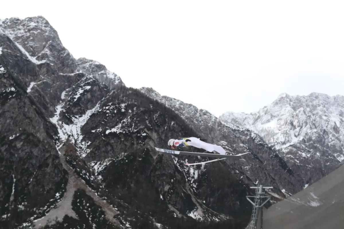 PŚ w skokach: Piotr Żyła 14., Kamil Stoch 15. w Planicy. Zwyciężył Timi Zajc