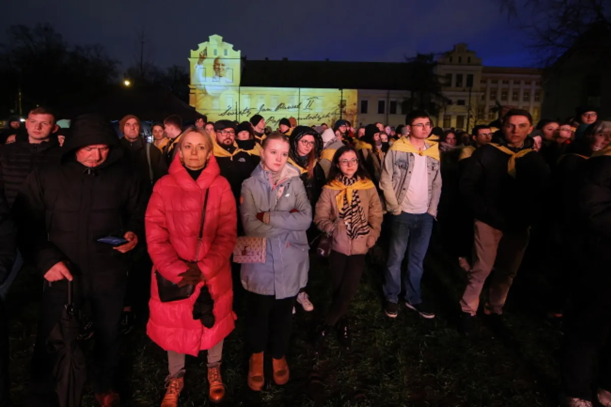 Przed oknem papieskim przy ulicy Franciszkańskiej w Krakowie  czuwanie modlitewne
