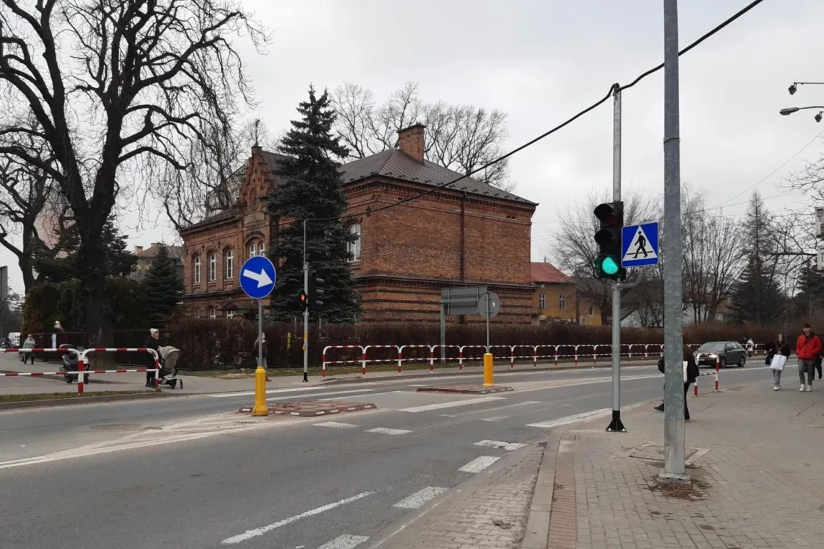 Tarnów: drogowcy zmienili ustawienia świateł na przejściu dla pieszych na ulicy Sikorskiego przy Świcie