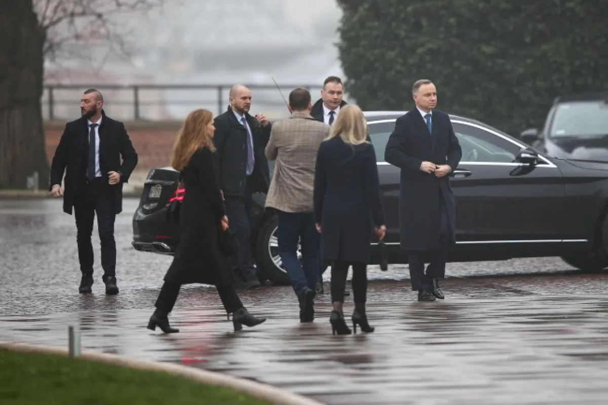 Prezydent Andrzej Duda na grobie Lecha i Marii Kaczyńskich