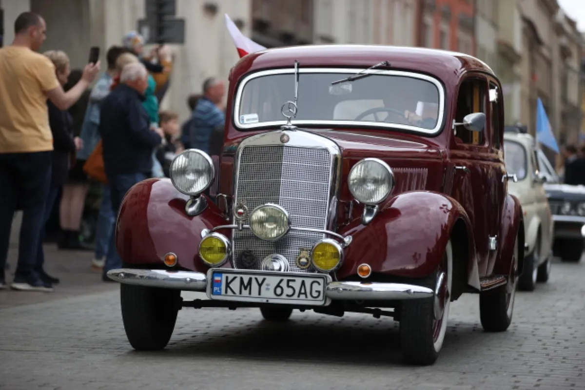 Parada zabytkowych samochodów w Krakowie