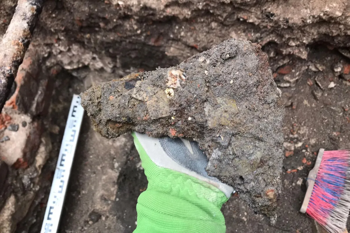 Średniowieczny topór i części ceramiki odkryto na ul. Szewskiej w Krakowie