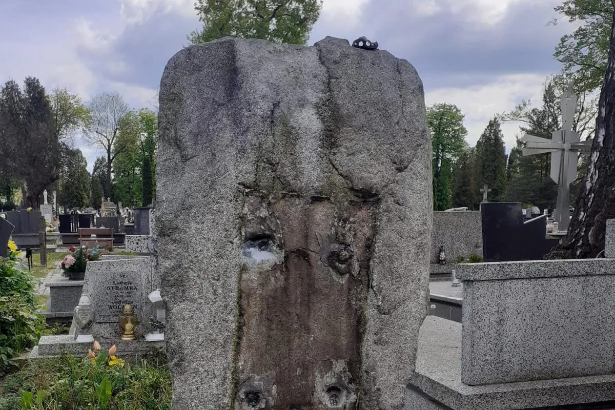 Nieznani sprawcy zdewastowali grób Romana Stramki