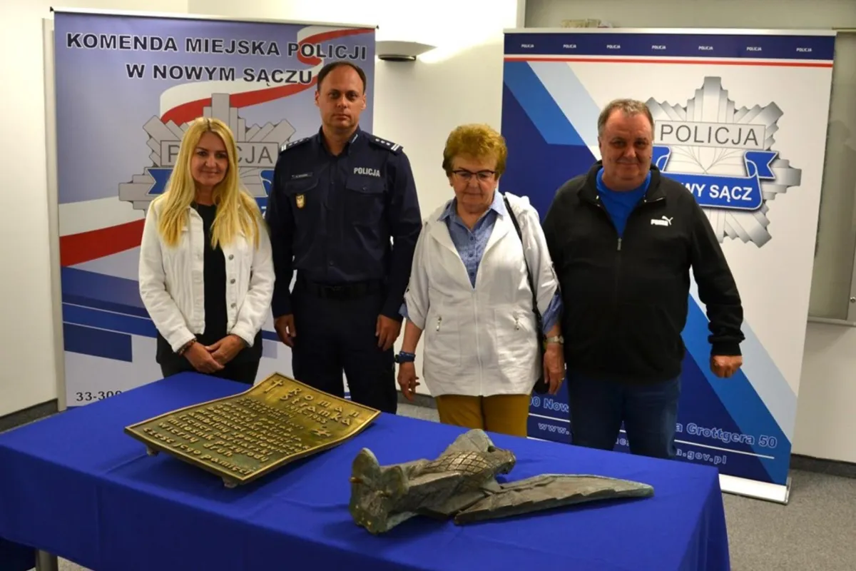 Nowy Sącz: cmentarny złodziej z zarzutami, elementy nagroba Romana Stramki odzyskane