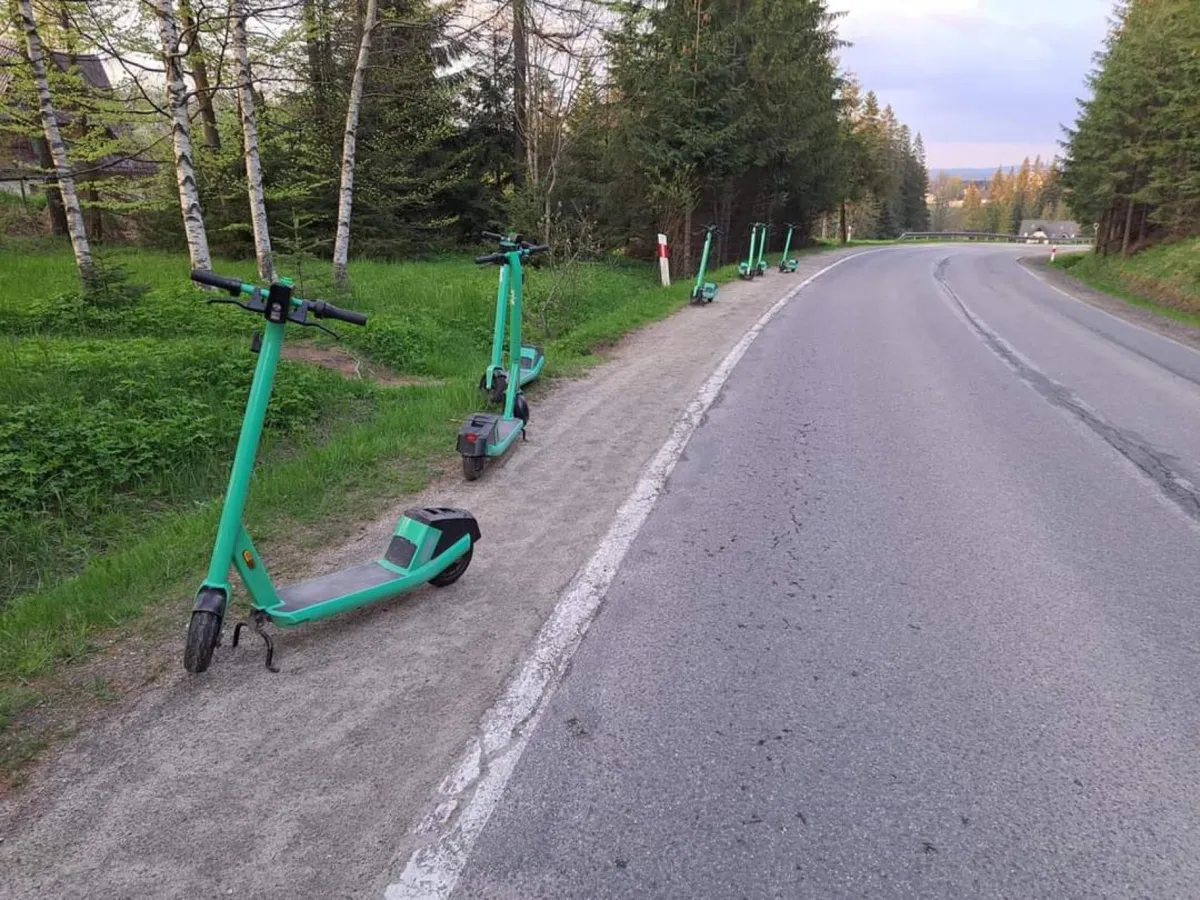Zakopane zmaga się z plagą źle zaparkowanych hulajnóg elektrycznych