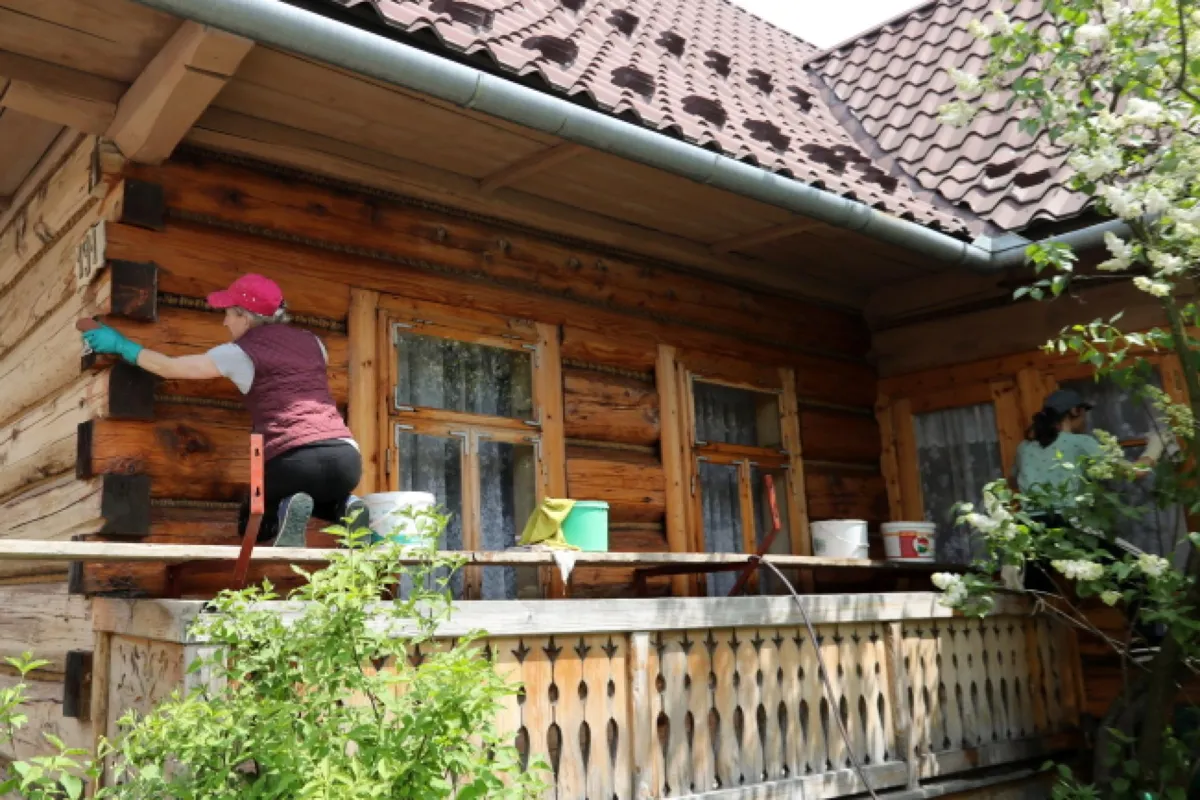 Tradycyjnie mycie chałup przed Bożym Ciałem w Chochołowie