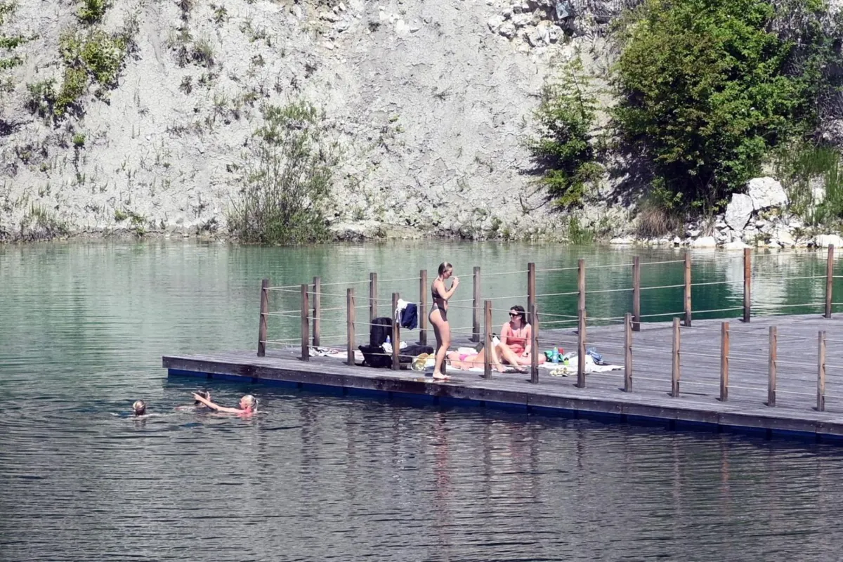 Pierwszy dzień legalnej kąpieli na Zakrzówku w Krakowie
