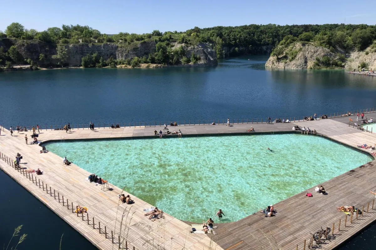 Pierwszy weekend otwartego kąpieliska na Zakrzówku. Można pływać na własną odpowiedzialność