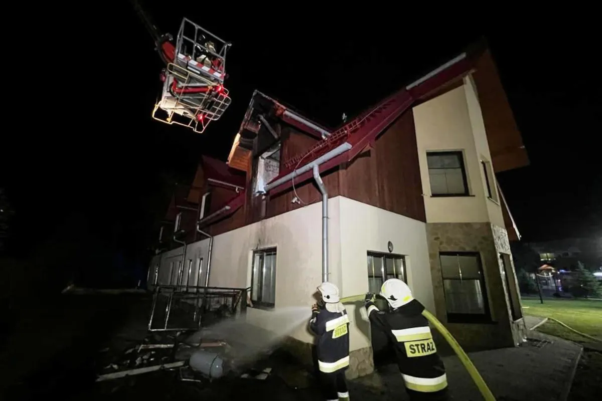Tymczasowo do użytku nie nadaje się dom dziecka w Klęczanach k. Nowego Sącza. Nocą wybuchł tam pożar