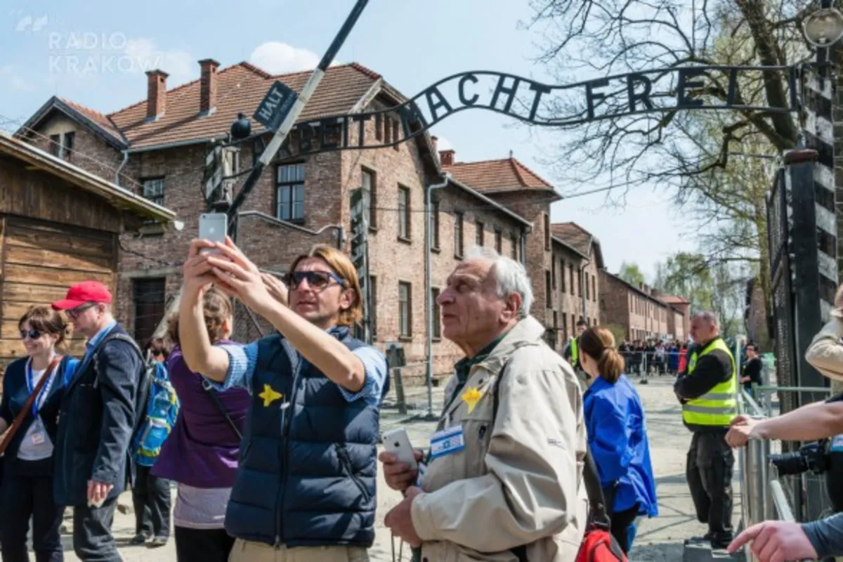 Muzeum Auschwitz strefą "bez selfie"? Dyrekcja: "To niemożliwe"