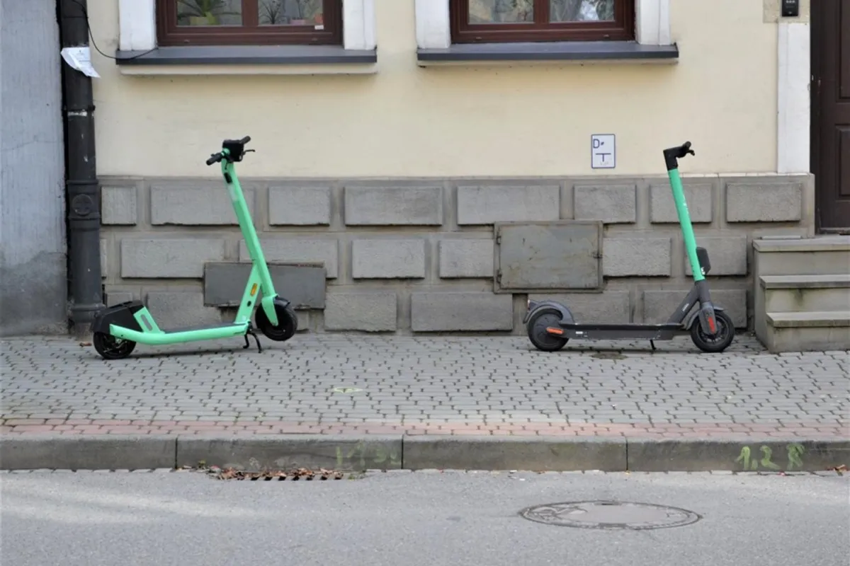 Zderzenie chłopca jadącego hulajnogą elektryczną z rowerzystą. Obaj trafili do szpitala