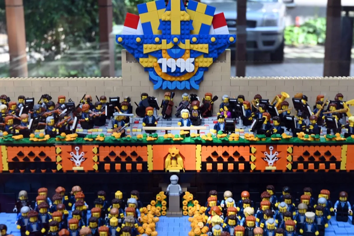 Makieta wręczenia nagrody Nobla Wisławie Szymborskiej zrobiona z klocków lego