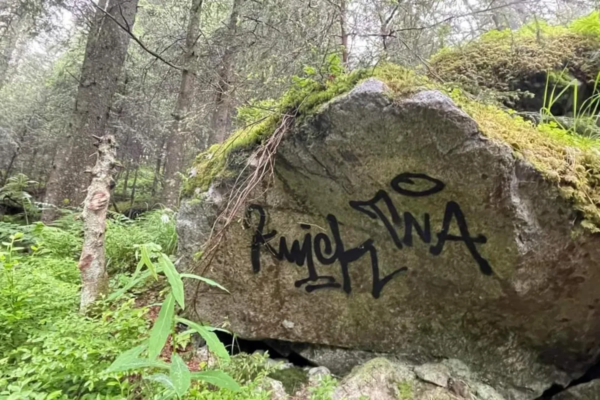 Kolejny akt wandalizmu w Tatrach. Nieznani sprawcy sprayami oszpecili głazy w dolinie Roztoki