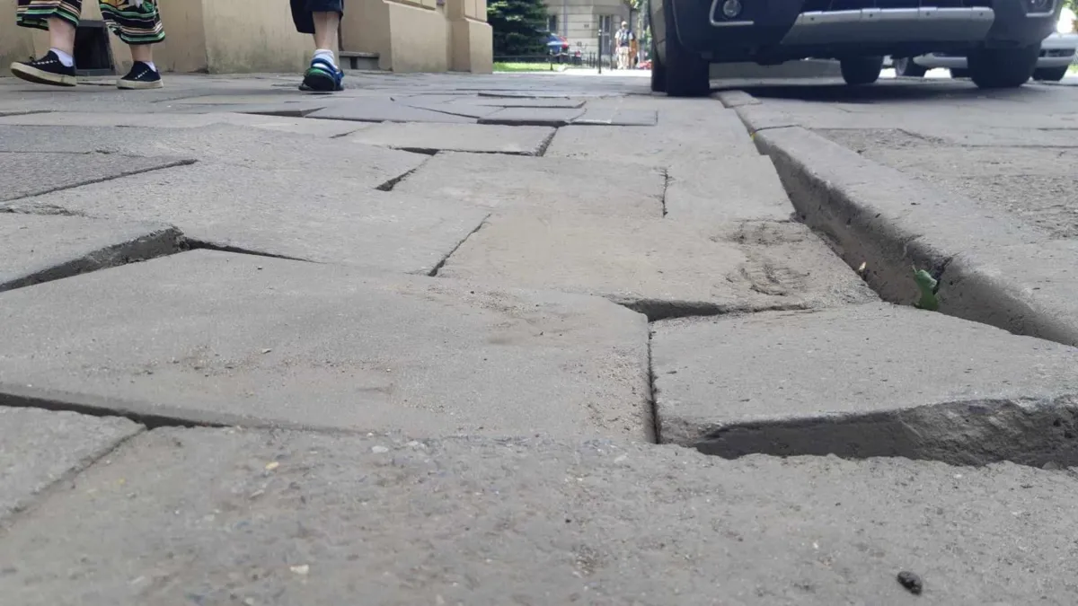 Chodnik przy ulicy Westerplatte w Krakowie jest zagrożeniem dla przechodniów