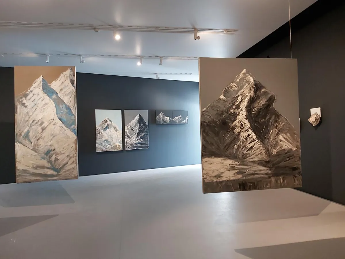 "górskie" tematy w Muzeum Manggha: "Przenikanie góry" Beaty Zuby  i  " Góra - Zachwyt  - Groza.Tatsuno Art Project " 