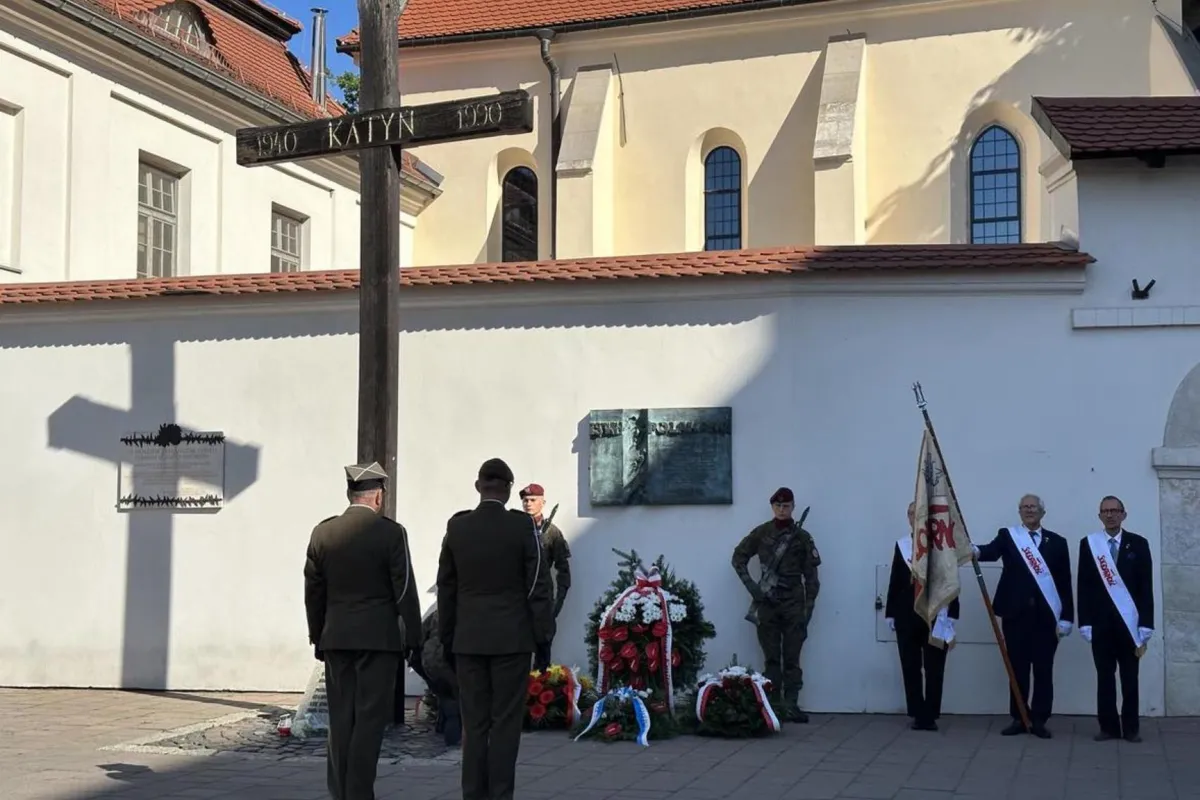 Przed Krzyżem Katyńskim w Krakowie upamiętniono ofiary tzw. operacji polskiej NKWD