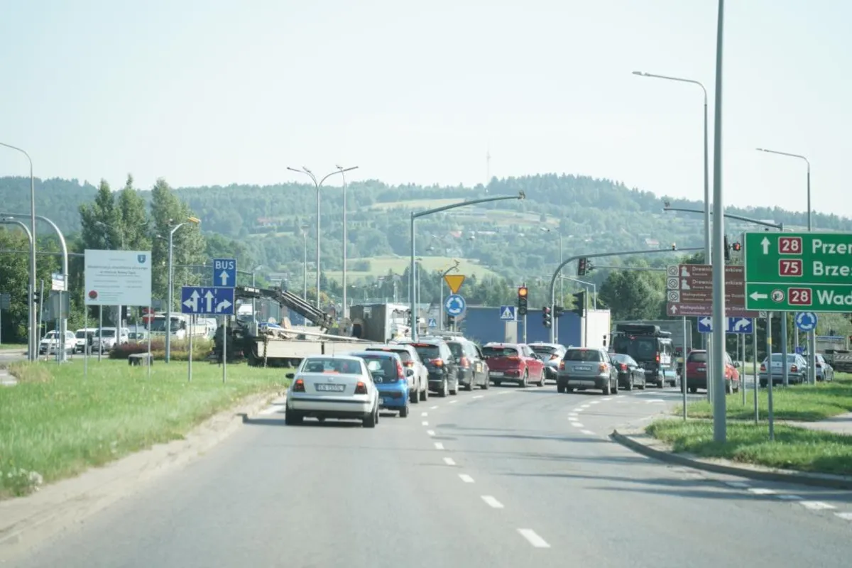 Ruch na rondzie Solidarności w Nowym Sączu będzie śledzić system Red Light