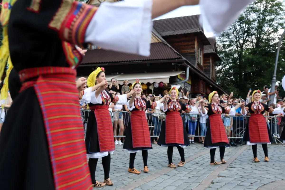 Korowód uczestników 54. Międzynarodowego Festiwalu Folkloru Ziem Górskich na ulicach Zakopanego