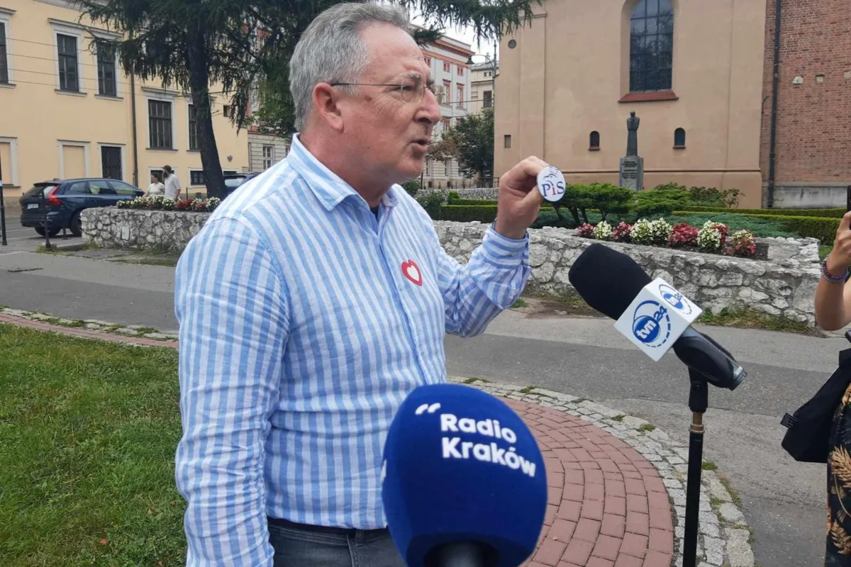  Bartłomiej Sienkiewicz przekazał dla arcybiskupa Marka Jędraszewskiego przypinkę z logo Prawa i Sprawiedliwości