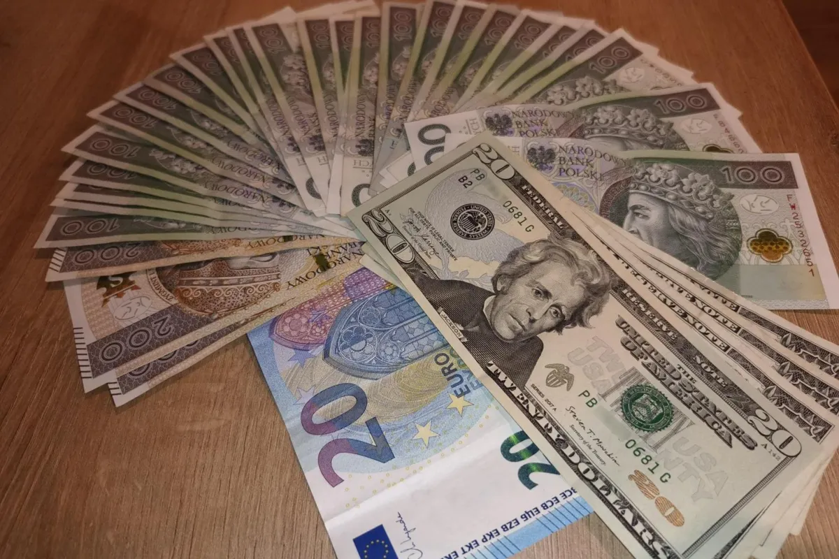 W mieszkaniu, oprócz oszustki, krakowscy policjanci zatrzymali poszukiwanego mężczyznę