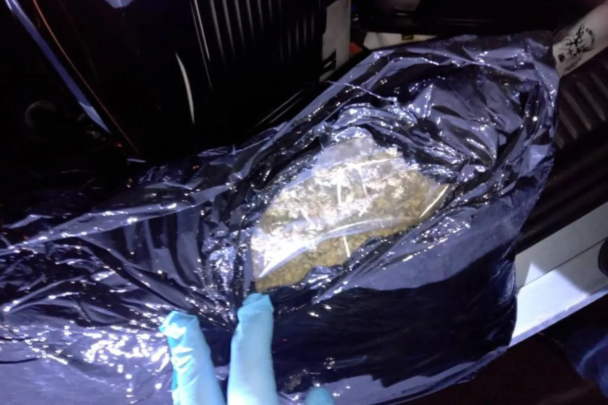 Pomimo sądowego zakazu prowadzenia pojazdów, kierował samochodem, w którym ukrył kilogram marihuany