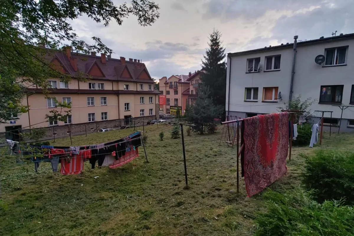 Część polskich i romskich rodzin z osiedla Słoneczne w Limanowej wspólnie protestuje przeciwko budowie nowego bloku socjalnego