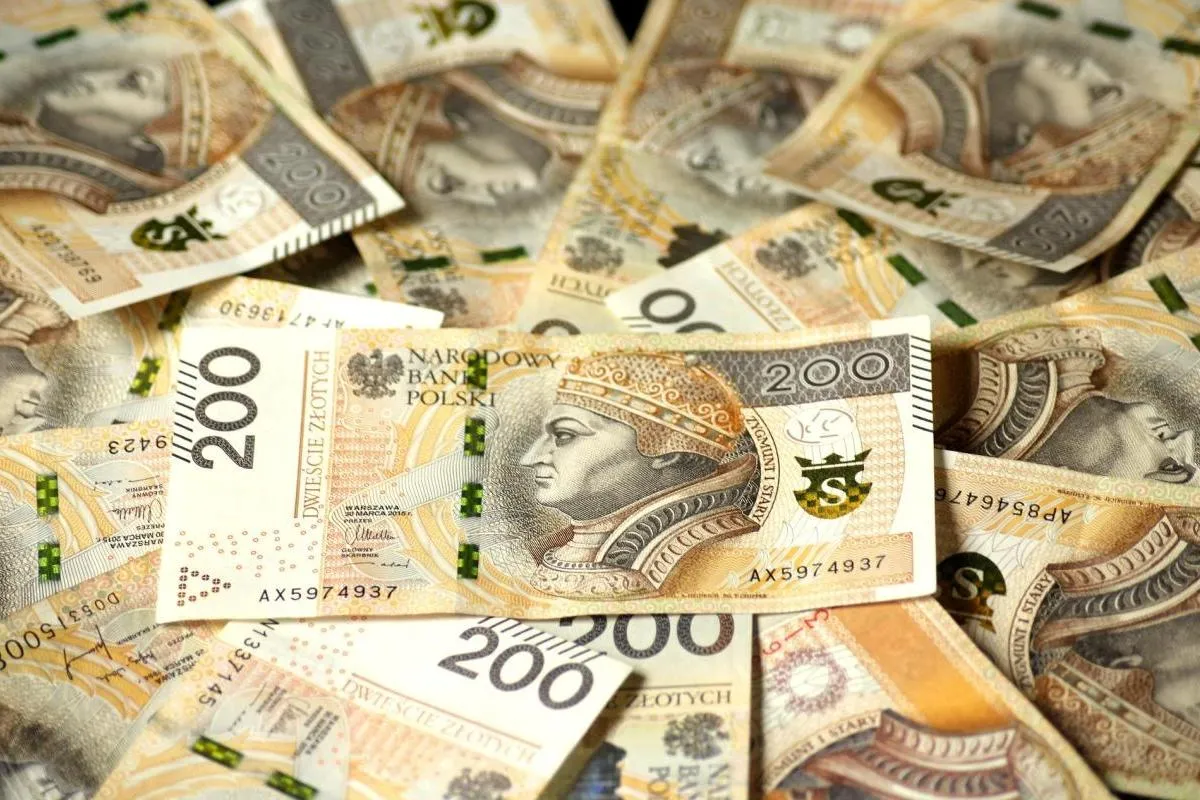 Obniżka stóp procentowych. "Spadną raty kredytów, ale konsekwencje mogą być też negatywne"
