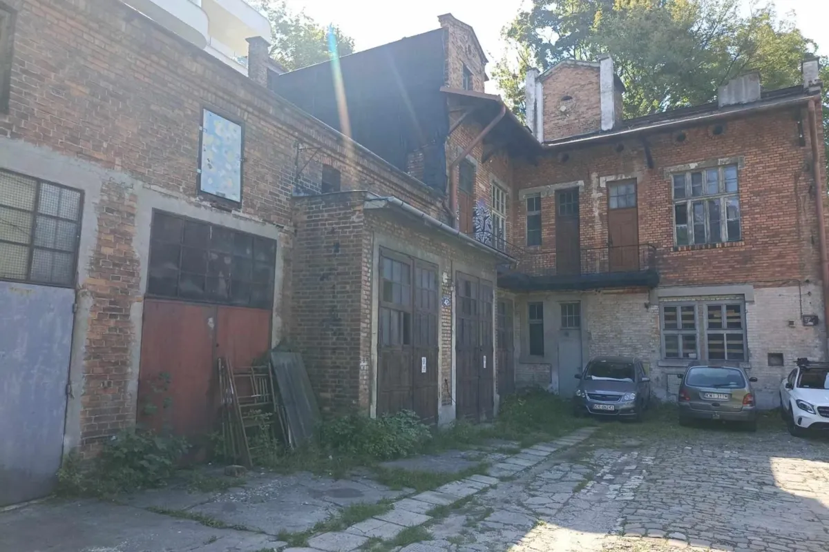 Mieszkańcy chcą obronić stare zabudowania straży pożarnej w Podgórzu w Krakowie