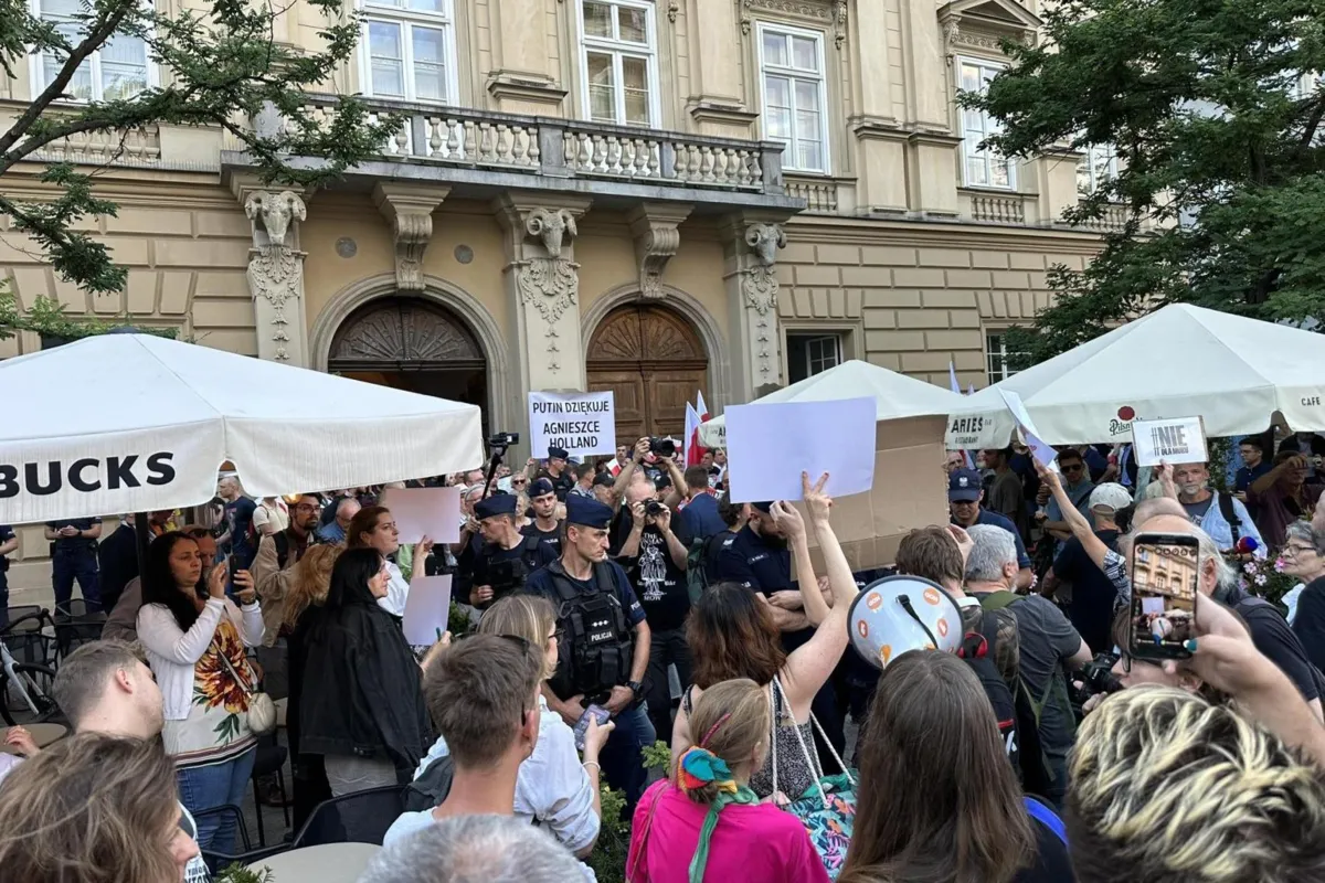 Protesty przed Kinem Pod Baranami w Krakowie, gdzie odbyłą się premiera filmu Agnieszki Holland "Zielona Granica"