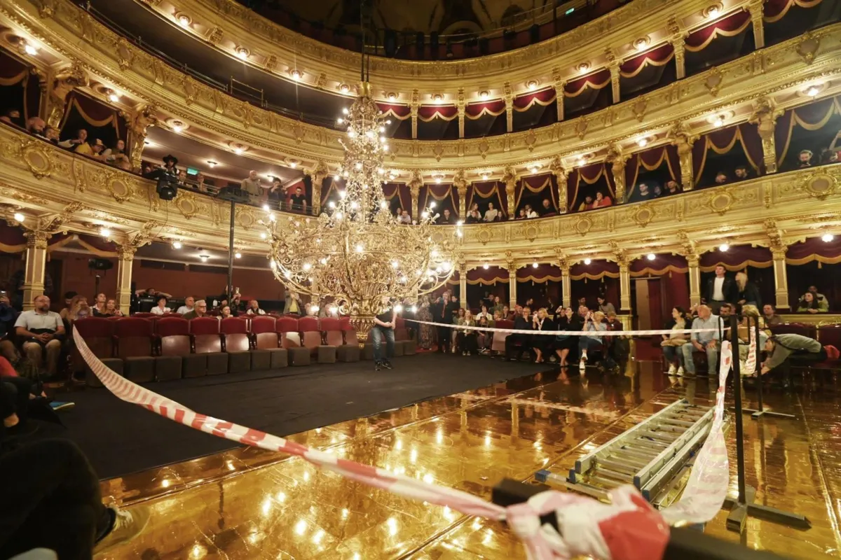 Wymiana żarówek i czyszczenie najstarszego teatralnego żyrandola w Polsce w Teatrze Słowackiego