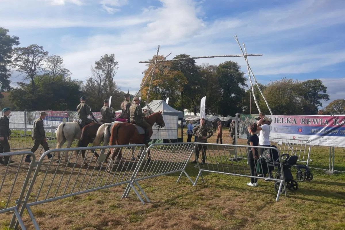 200 kawalerzystów w historycznych mundurach weźmie udział w niedzielnej defiladzie w Krakowie