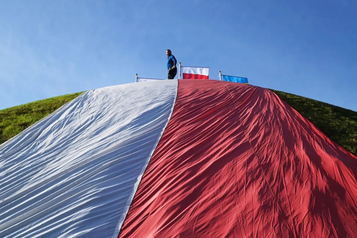 Kraków: gigantyczną flagę Polski zamocowano na Kopcu Kościuszki [ZDJĘCIA]