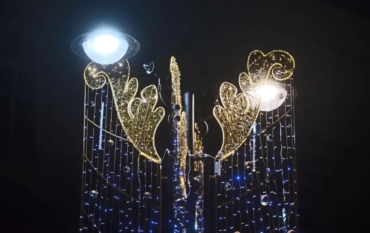W Krakowie rozpoczęła się instalacja pierwszych świątecznych iluminacji