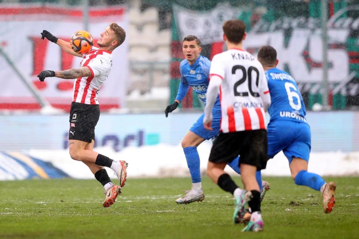 Snieżny mecz, hokejowy wynik. Cracovia Ruch 4-4!