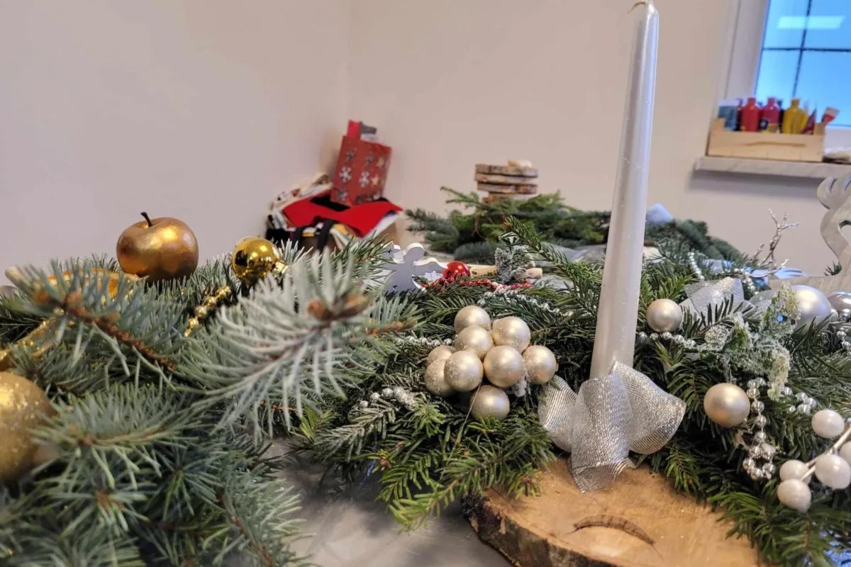 Kartki, stroiki i torby świąteczne na cele charytatywne - robione przez więźniów
