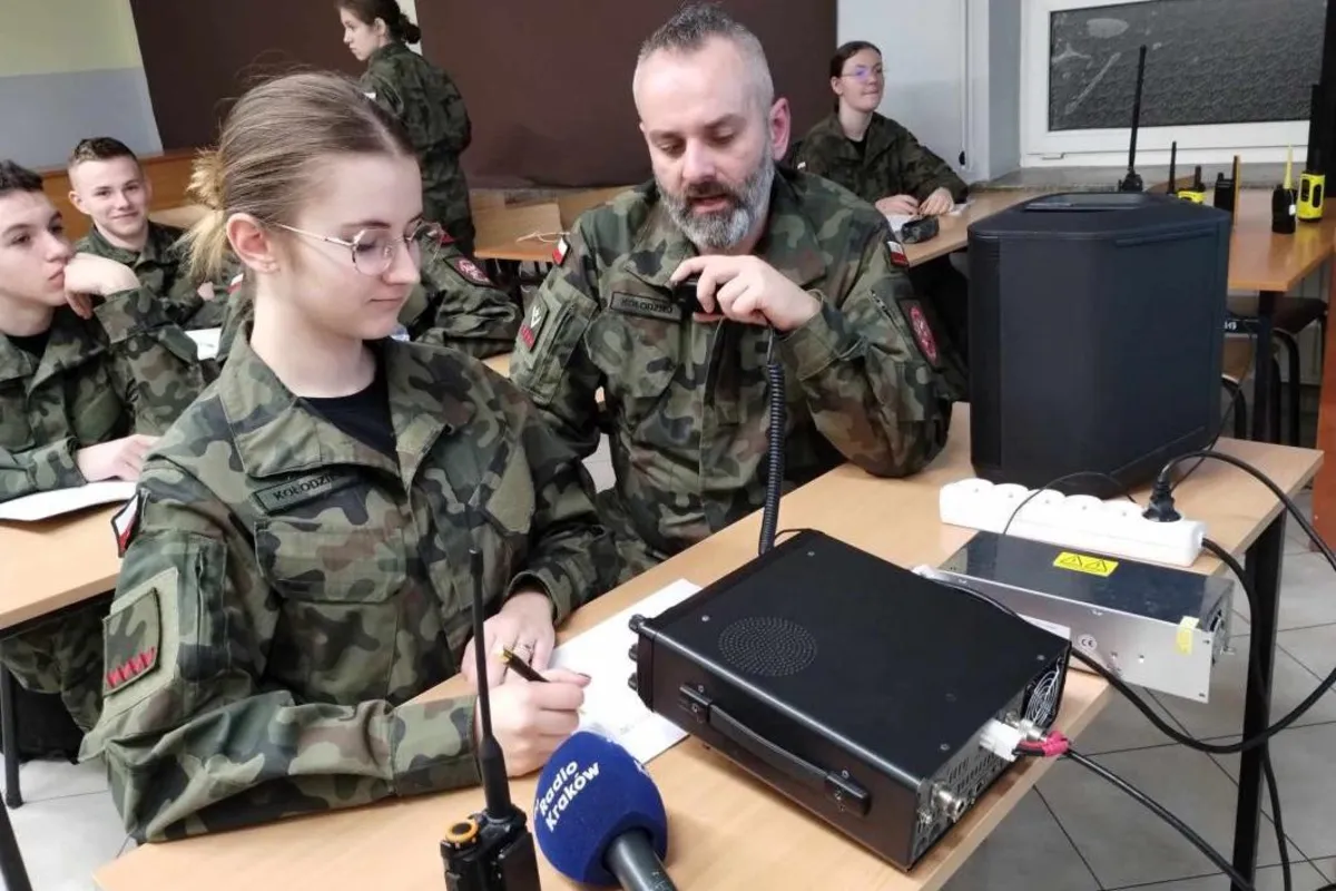 Młodzież z Nowego Sącza poznaje tajniki radiokomunikacji. "W ten sposób żegnają się też w realu"