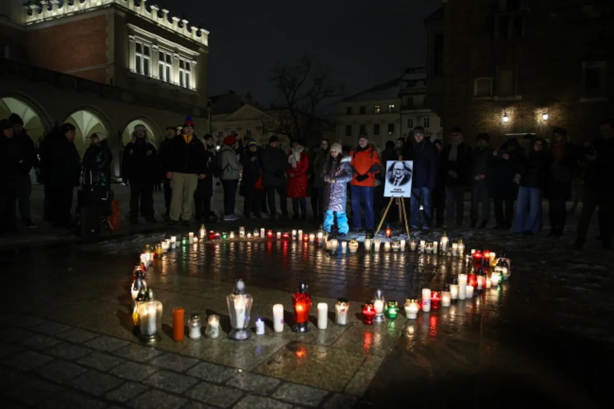 „Światełko przeciw nienawiści” w rocznicę zabójstwa Pawła Adamowicza na Rynku Głównym w Krakowie