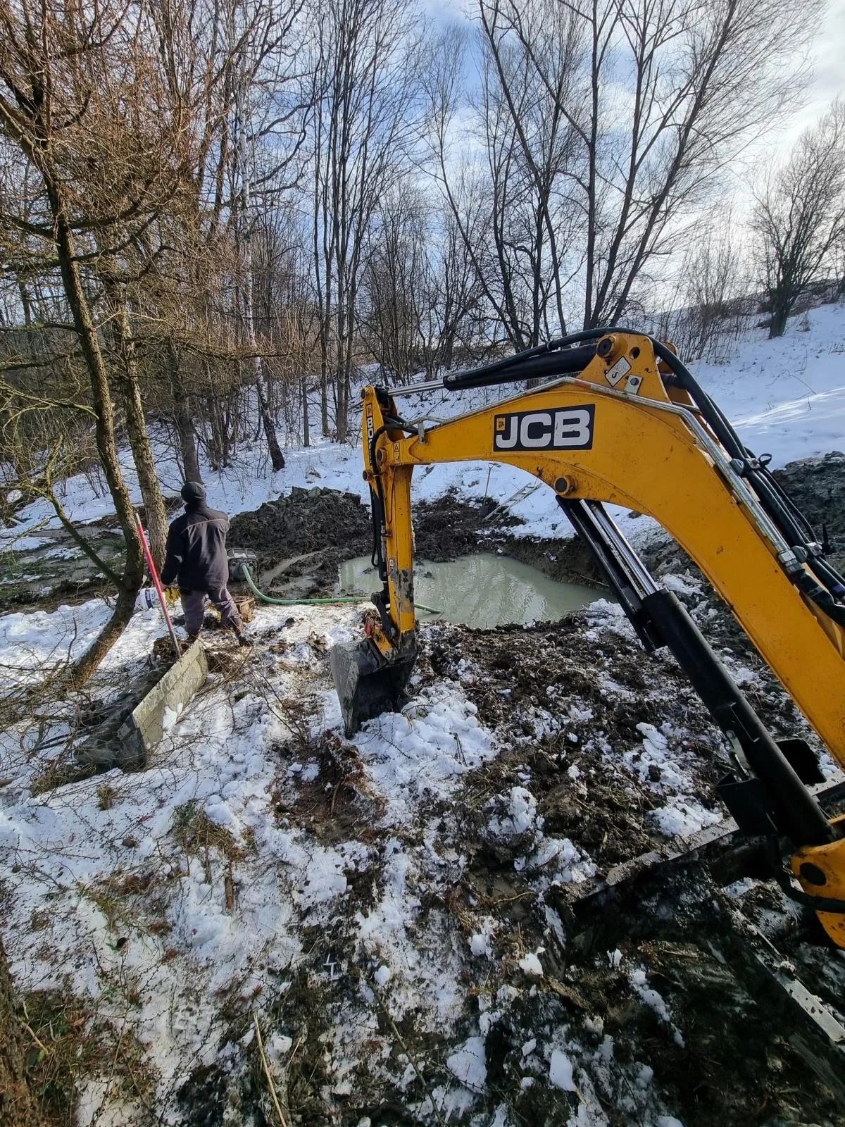 Na granicy Podłopienia i Tymbarku w powiecie limanowskim osuwisko uszkodziło wodociąg