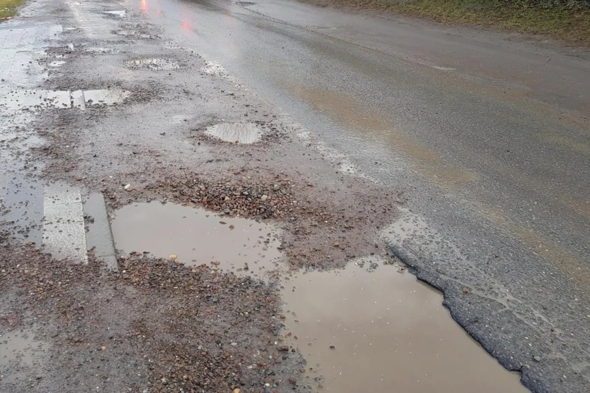 Kierowcy narzekają na fatalny stan dróg po zimie. Kiedy można starać się o odszkodowanie za uszkodzenie auta?