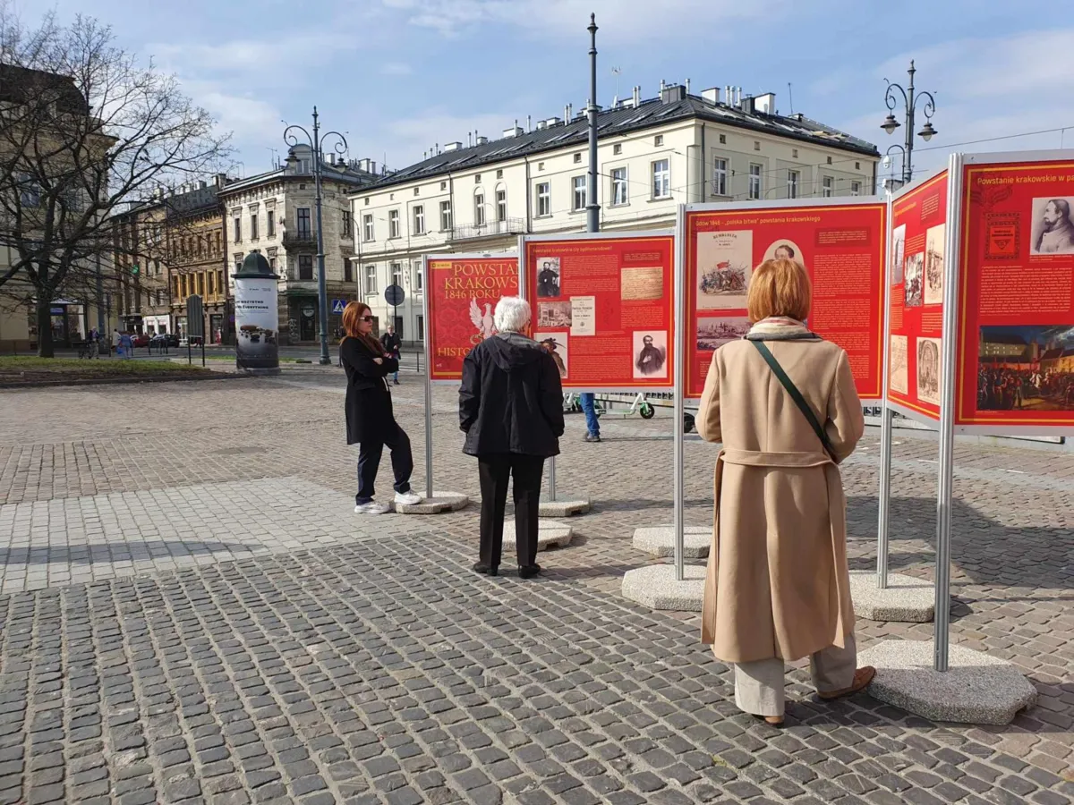 Na Rynku Podgórskim w Krakowie można oglądać wystawę poświęconą powstaniu krakowskiemu