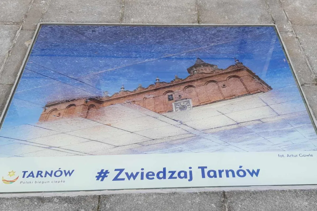 Na tarnowski Rynek wróciło zdjęcie przedstawiające odbicie Ratusza w kałuży